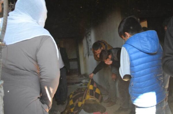 Жители Джизре, вернувшиеся в свои кварталы, в некоторых зданиях обнаружили обгоревшие тела - Sputnik Азербайджан
