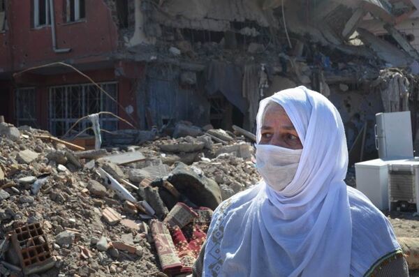 Женщина перед своим разрушенным домом: Куда нам теперь идти? - Sputnik Азербайджан