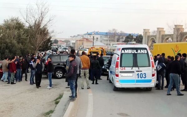 Восемь пострадавших в аварии пассажиров автобуса с места ДТП забрали кареты скорой помощи - Sputnik Азербайджан