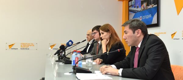 Участники видеомоста в Баку (справа налево): Ильгар Велизаде, Гюльнара Мамедзаде, Алексей Кузнецов и Фикрет Садыхов Участники видеомоста в Баку (справа налево): Ильгар Велизаде, Гюльнара Мамедзаде, Алексей Кузнецов и Фикрет Садыхов - Sputnik Азербайджан