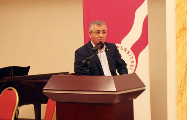 Xəzər Universitetinin rektoru professor Hamlet İsaxanlı tədbirdə giriş nitqi söyləyib Xəzər Universitetinin rektoru professor Hamlet İsaxanlı tədbirdə giriş nitqi söyləyib - Sputnik Azərbaycan