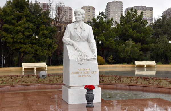Памятники женщинам в Баку - Sputnik Азербайджан
