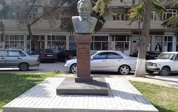 Памятник ашугу Адаляту - Sputnik Азербайджан