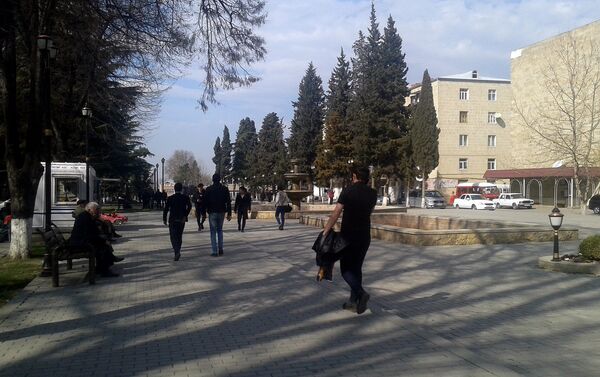 Каждый день жители города хотя бы раз проходят через этот парк - Sputnik Азербайджан