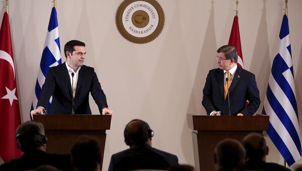 Совместная пресс-конференция премьер-министра Греции Алексиса Ципраса (слева) с турецким коллегой Ахметом Давутоглу - Sputnik Азербайджан