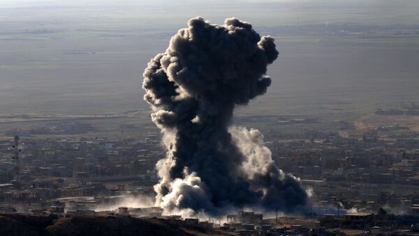 Suriyada bombardmandan sonra havaya qalxan tüstü buludu. Arxiv şəkli - Sputnik Azərbaycan