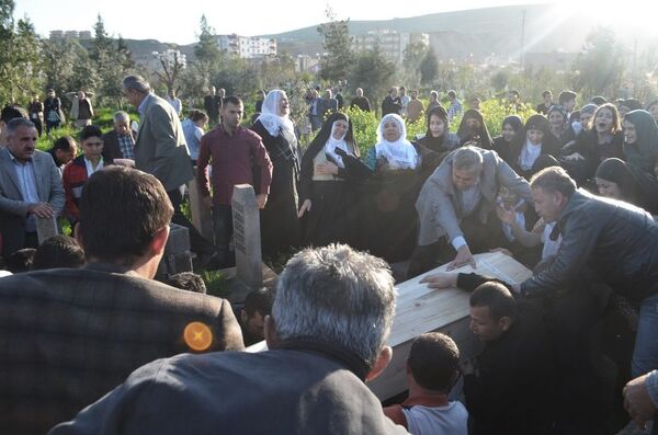 Родственники 14-летнего Йылмаза Гечима (Yılmaz Geçim) во время похорон признались: Нам повезло, ведь нам удалось найти тело Йылмаза. Между тем, десяткам семей в Джизре неизвестно, что стало с их детьми - Sputnik Азербайджан