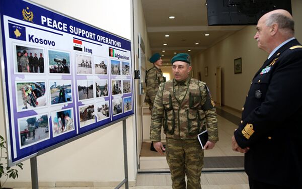 Генерал Мирко Зулиани ознакомился также с фото стендом - Sputnik Азербайджан