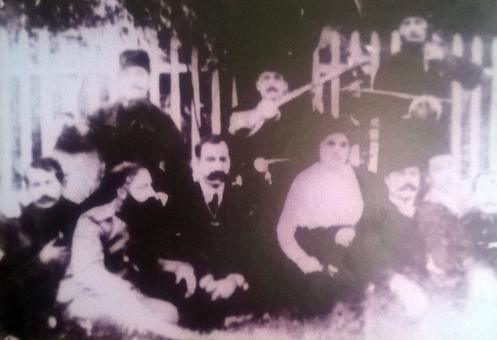 Mir Əhməd xanın ailəsi. Ortada Mir Əhməd xan, arvadı Tuğra xanım - Sputnik Azərbaycan, 1920, 19.03.2022