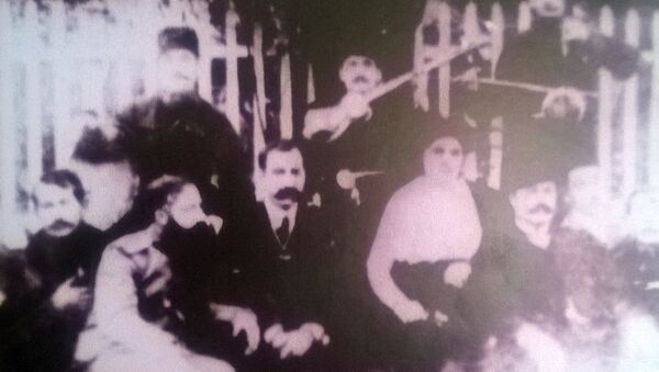 Семья Мирахмед хана. В центре: Мирахмед хан и его жена Туграханум - Sputnik Азербайджан