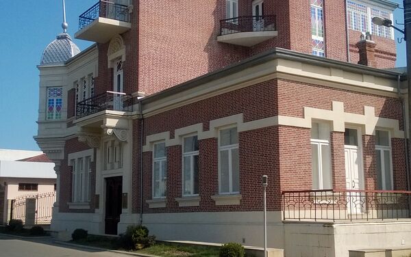 Этот особняк в 1913 году Мирахмед хан построил в честь своей супруги, Туграханум - Sputnik Азербайджан
