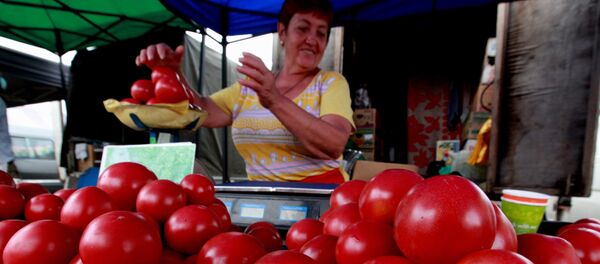 Продажа помидоров на продовольственной ярмарке - Sputnik Азербайджан