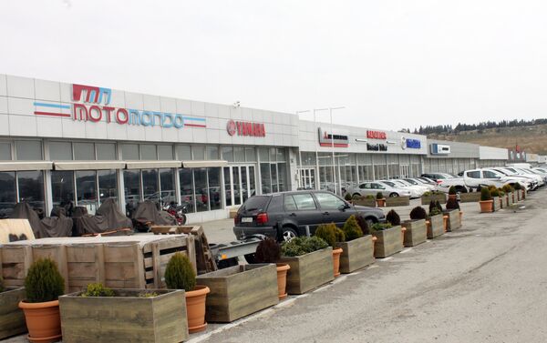 Ряд автосалонов в Бакинском центре продажи автомобилей - Sputnik Азербайджан