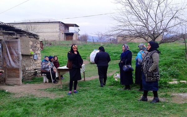 Жители деревни пребывают в шоке от случившегося, ведь, по их словам, подобное произошло здесь впервые - Sputnik Азербайджан