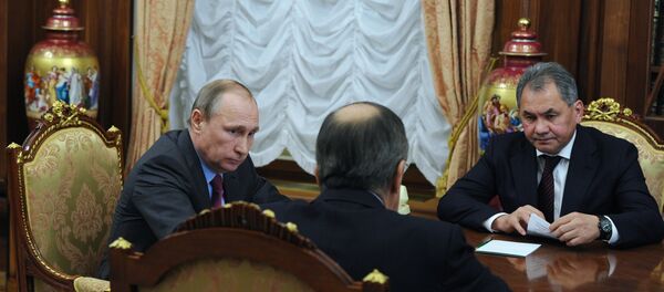 Президент РФ В. Путин встретился с министрами иностранных дел и обороны С. Лавровым и С. Шойгу Президент РФ В. Путин встретился с министрами иностранных дел и обороны С. Лавровым и С. Шойгу - Sputnik Азербайджан