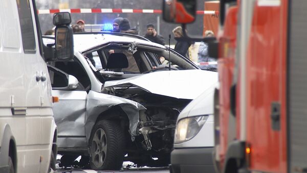 Поврежденный в результате взрыва автомобиль на Бисмаркштрассе в Берлине - Sputnik Азербайджан