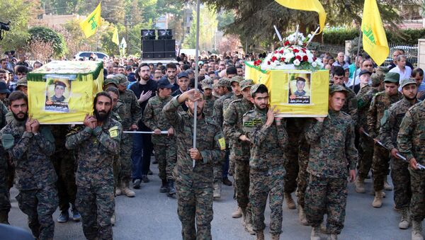 Бойцы движения Хизбалла несут гробы товарищей, погибших в боях в Сирии - Sputnik Азербайджан