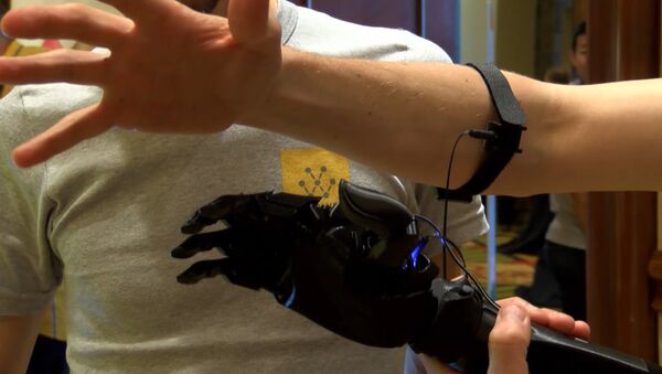 Бесконтактный смартфон, бионическая рука и другие инновации на выставке в США - Sputnik Азербайджан