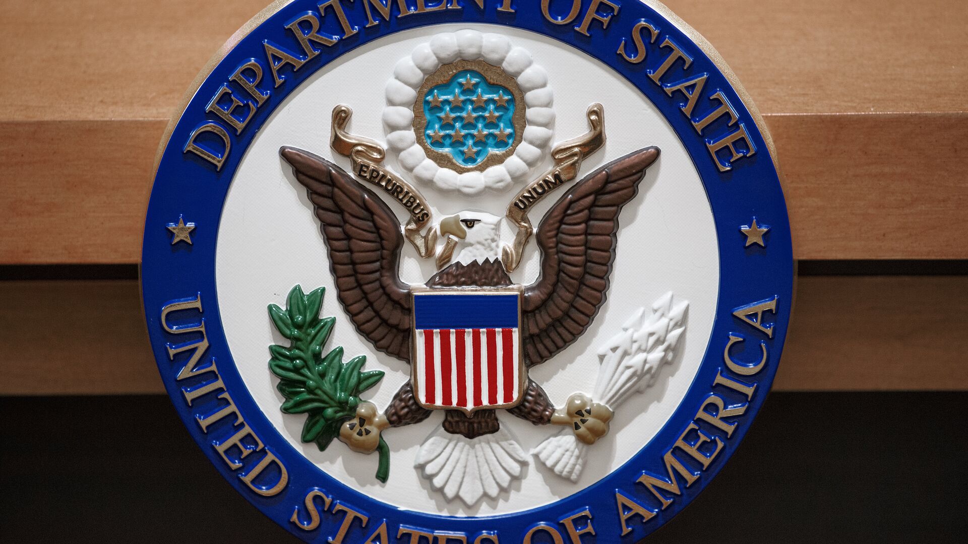 Символ Государственного департамента США в зале для брифингов. Архивное фото - Sputnik Azərbaycan, 1920, 04.08.2022