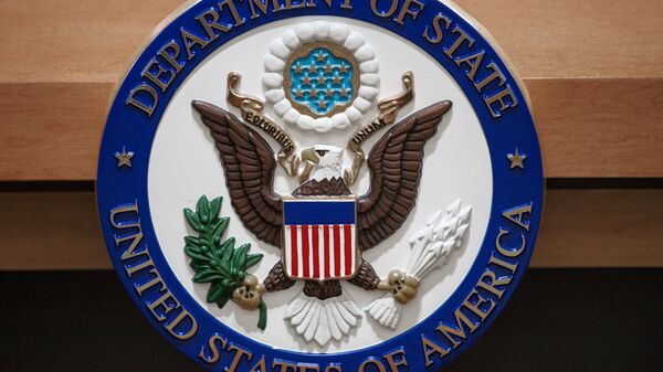 Символ Государственного департамента США в зале для брифингов. Архивное фото - Sputnik Azərbaycan