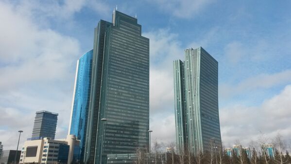 В центре города высятся многоэтажные здания, это придает ему особенно величественный вид - Sputnik Азербайджан