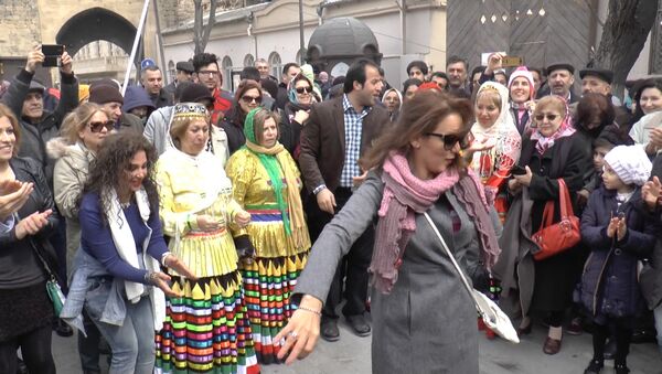 Весну в Азербайджане встречают праздничными гуляниями и базарами - Sputnik Азербайджан