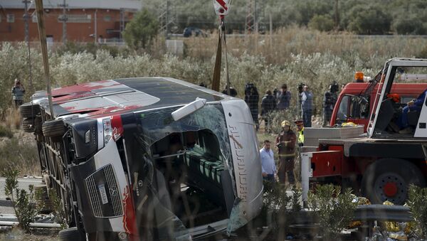 Автобус, попавший в аварию на трассе AP-7 в районе Фрежинальс - Sputnik Азербайджан