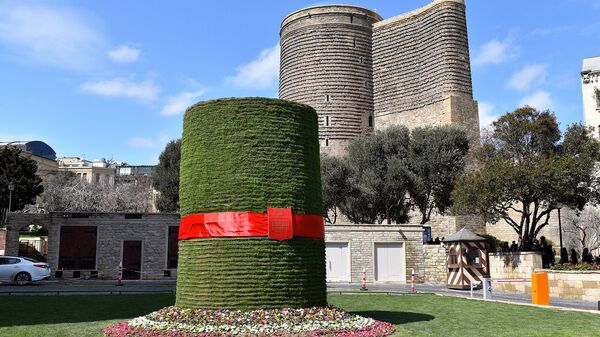 Сямяни в центре Баку в форме Девичьей башни - Sputnik Азербайджан