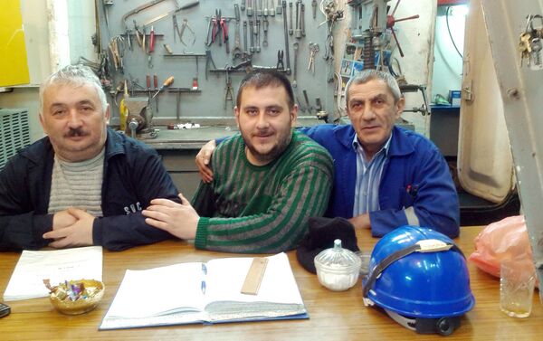 Бахруз Бабаев (в центре) с коллегами нефтяниками - Sputnik Азербайджан
