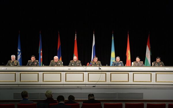 Если основная встреча проходила в Белом зале, то с журналистами начальники штабов общались на черном фоне. - Sputnik Азербайджан