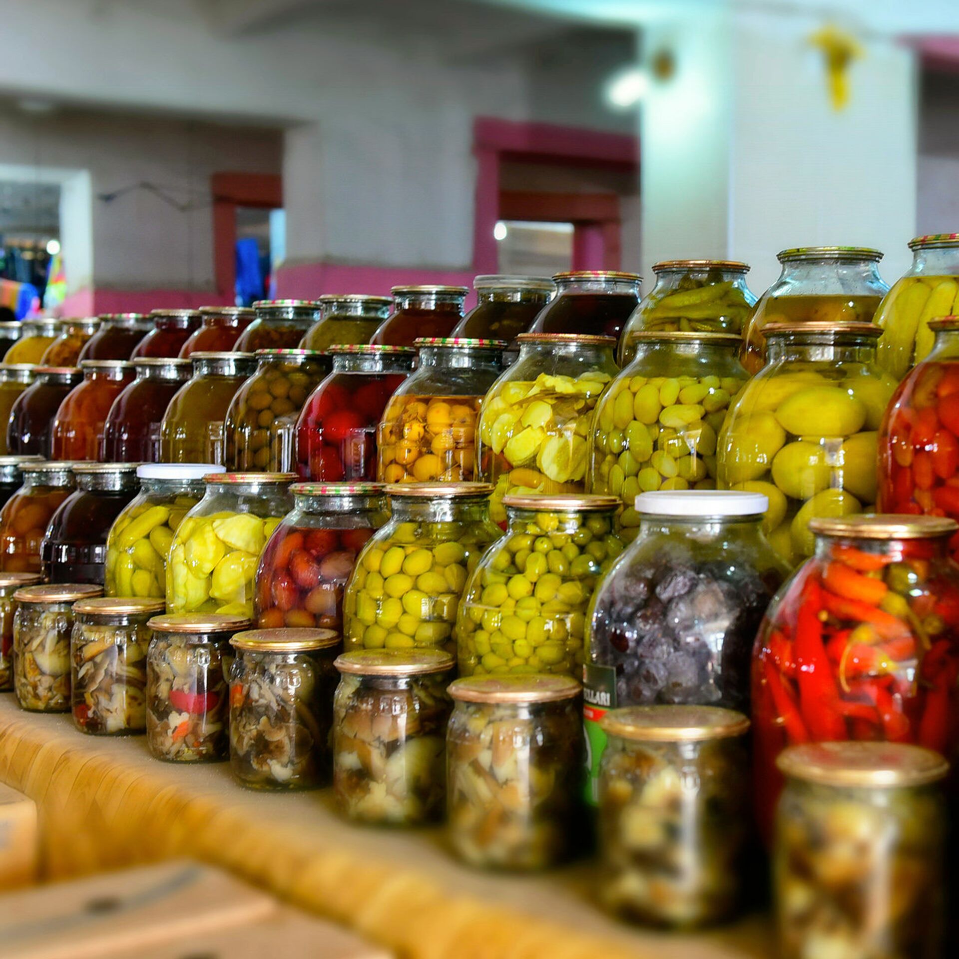 Рынок консервированных овощей. Соленья. Азербайджанские соленья. Соленья на рынке. Домашние соленья.