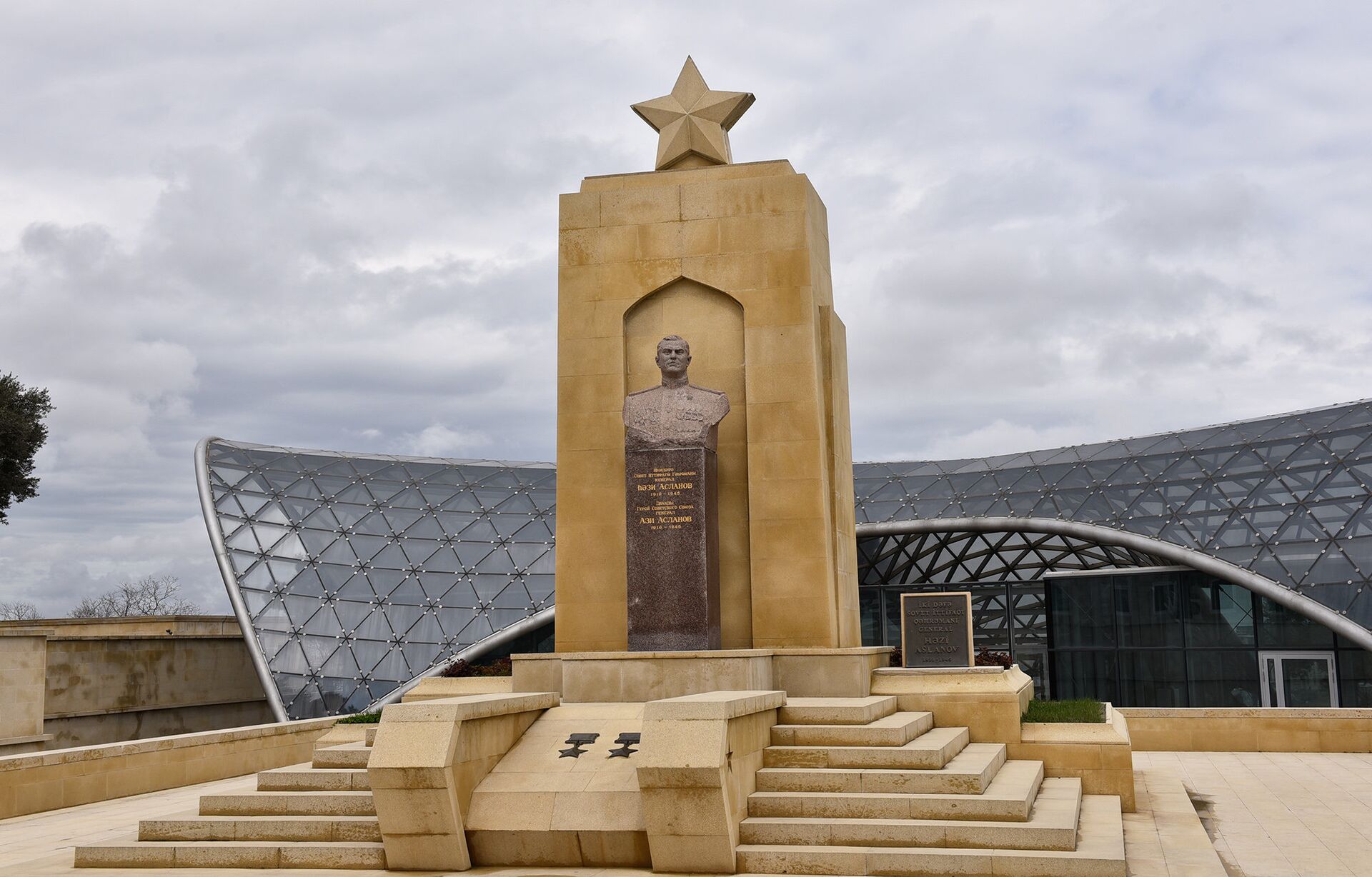 Памятник генерал-майору Ази Асланову, дважды Герою Советского Союза - Sputnik Azərbaycan, 1920, 06.05.2023