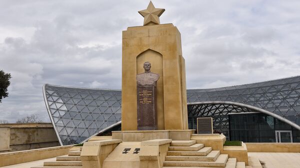 Памятник генерал-майору Ази Асланову, дважды Герою Советского Союза - Sputnik Азербайджан