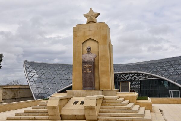 Памятник генерал-майору Ази Асланову, дважды Герою Советского Союза - Sputnik Азербайджан