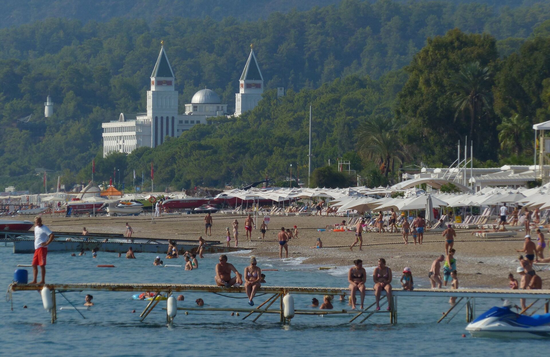 Пляж одного из курортов Антальи - Sputnik Azərbaycan, 1920, 07.11.2022