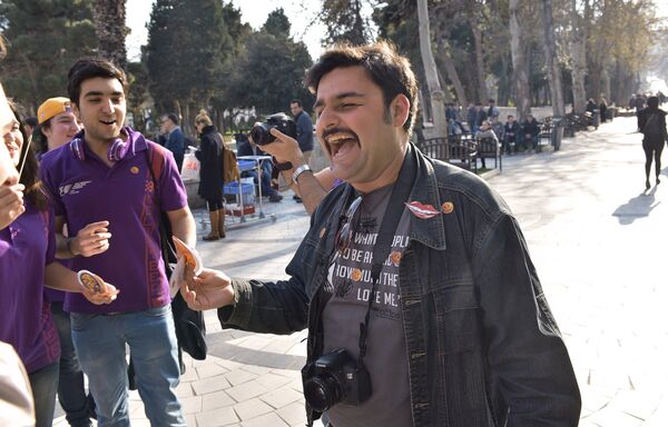 Акция подари улыбку в Баку - Sputnik Азербайджан