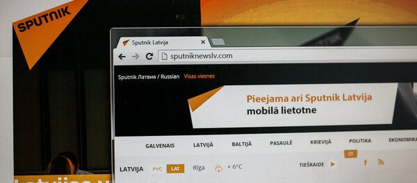 Монитор компьютера с сайтом Sputnik Латвия - Sputnik Азербайджан