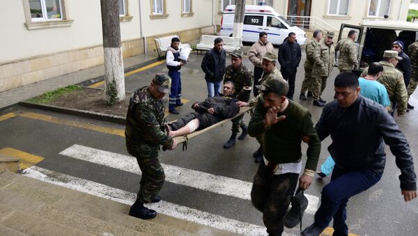 Военнослужащие Азербайджана доставляют раненого товарища в больницу - Sputnik Азербайджан