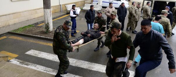 Военнослужащие Азербайджана доставляют раненого товарища в больницу Военнослужащие Азербайджана доставляют раненого товарища в больницу - Sputnik Азербайджан