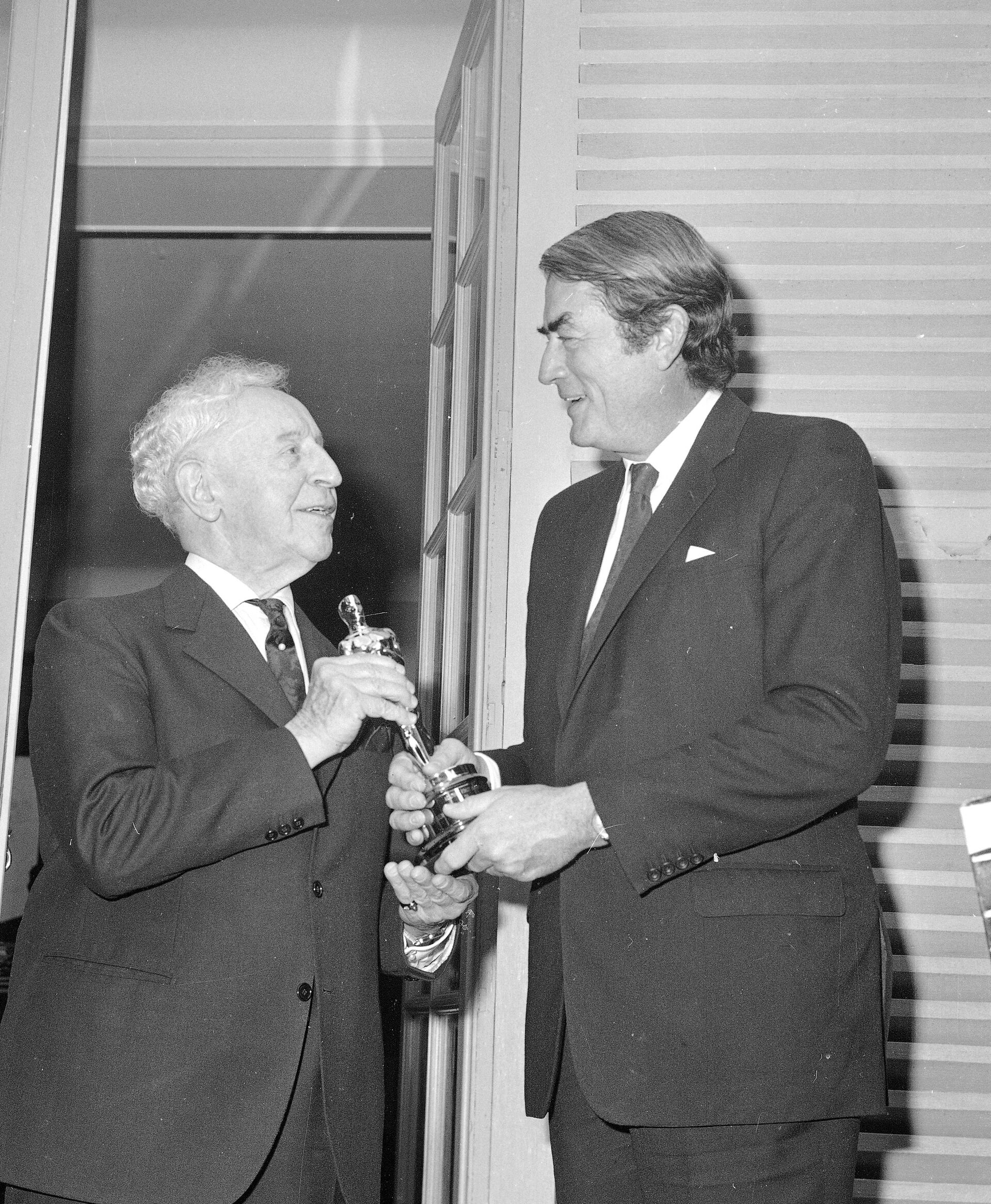 Американский актер Грегори Пек (справа) с пианистом Артуром Рубинштейном. 1970 год - Sputnik Azərbaycan, 1920, 04.04.2024