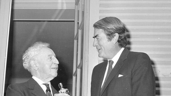 Американский актер Грегори Пек (справа) с пианистом Артуром Рубинштейном. 1970 год - Sputnik Азербайджан