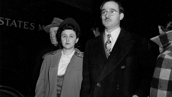 Юлиус Розенберг и его жена и Этель прибывают в зал Федерального суда. 21 марта 1951 года - Sputnik Азербайджан