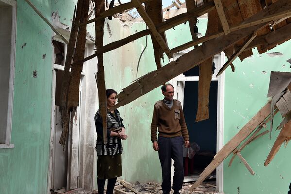 Семья Рагимовых рядом с обломками своего дома - Sputnik Азербайджан