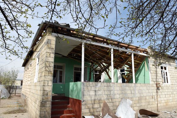 Снаряд попал в дом жителя села Мирзы Рагимова - Sputnik Азербайджан