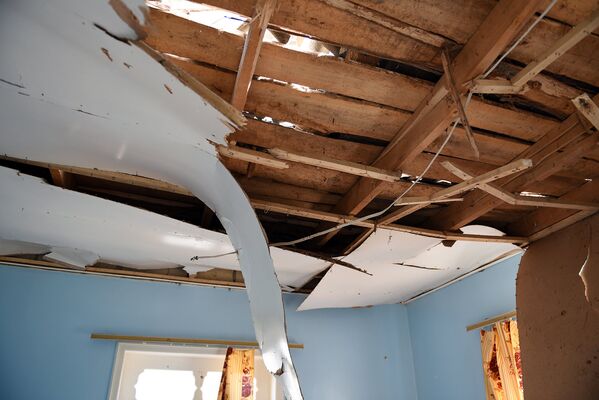 Пробитый снарядом потолок дома - Sputnik Азербайджан