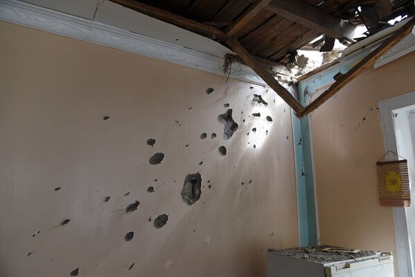Следы артобстрела на стене дома - Sputnik Азербайджан
