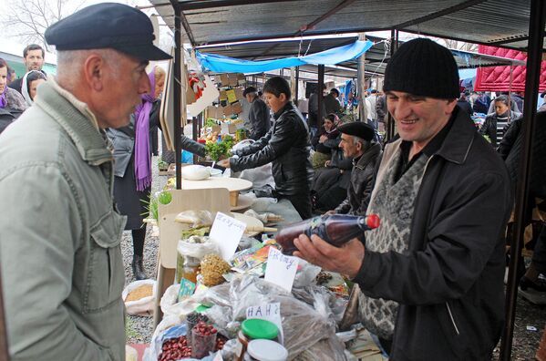 Ədviyyatların, bitki toxumlarının satıldığı piştaxtalar hər bazarın ən xoş ətirli yeridir - Sputnik Azərbaycan
