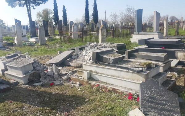 Разрушенные могилы на кладбище села Махрызлы - Sputnik Азербайджан
