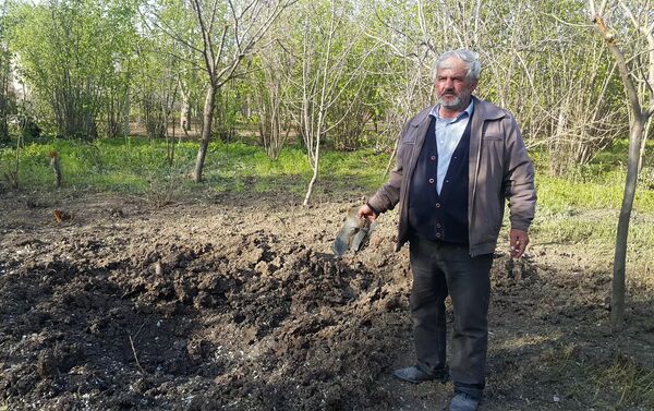 По словам жителя села Сардара Гараева, снаряды, брошенные армянскими боевиками, разрушили и посевные участки - Sputnik Азербайджан