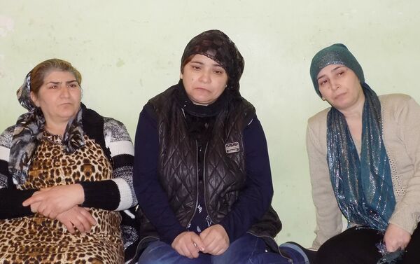Мать Раяне ханум (на фото -  в центре) говорит, что через полчаса после их разговора сообщили о его гибели - Sputnik Азербайджан